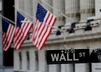 S&P 500, Dow climb for third day and close at records