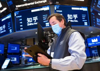 Dow rises 100 points amid strong bank earnings, Goldman shares gain