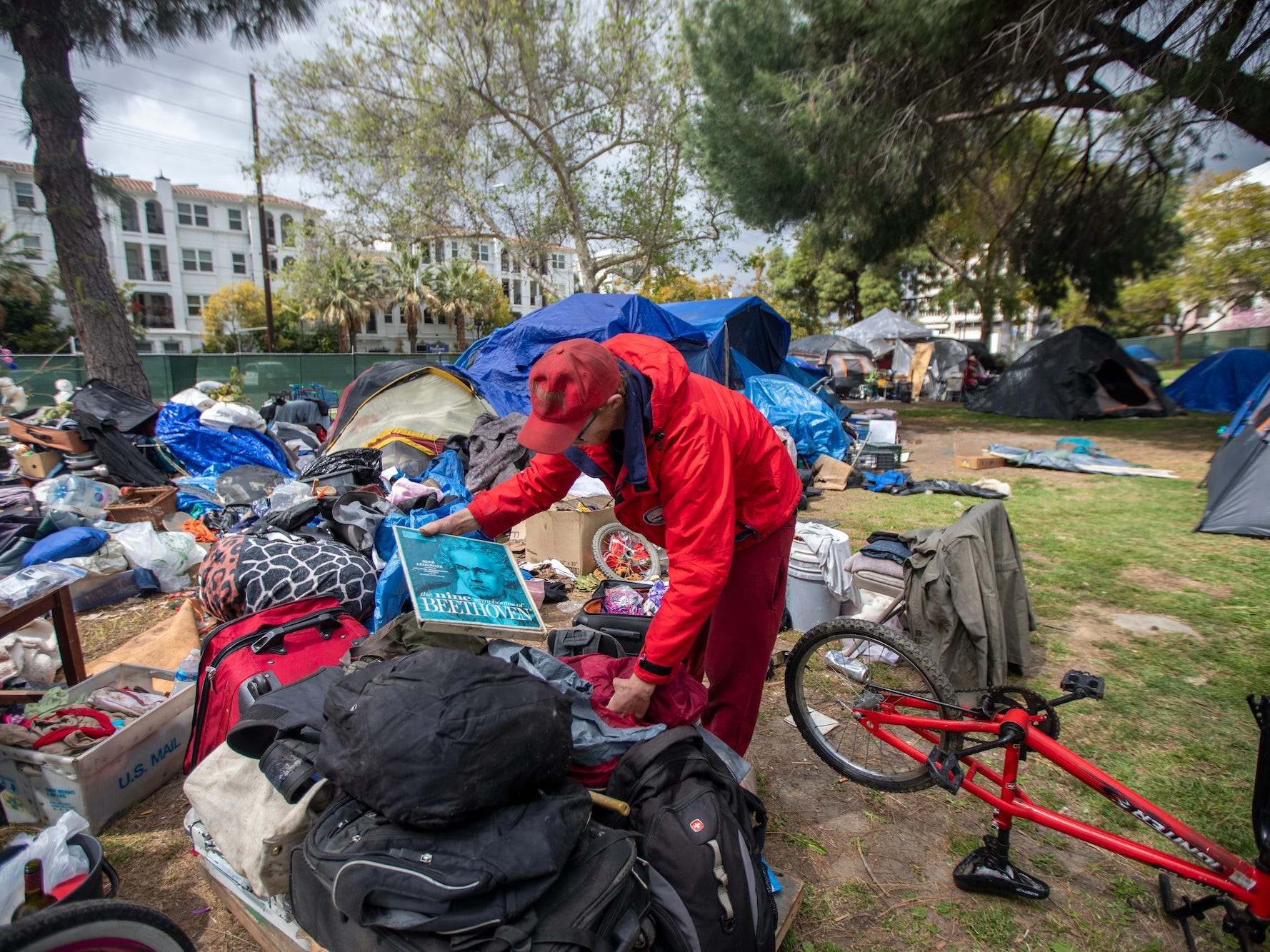 Los Angeles could offer thousands of poor residents $1,000 a month, ‘no questions asked’