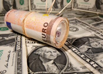 Dollar falls as yields languish, euro gets extra late-day lift