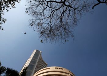Indian shares end higher as banks, metal stocks gain