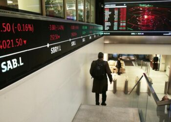 AstraZeneca, Smurfit Kappa pull FTSE 100 higher; Darktrace soars on debut