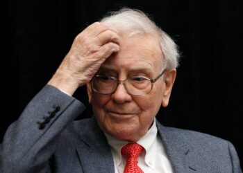 Warren Buffett’s Berkshire Hathaway sold a net $4 billion of stock and slowed buybacks in the 1st quarter