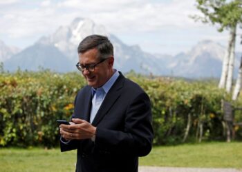 Jobs, inflation data surprises not changing Fed plans, Clarida says