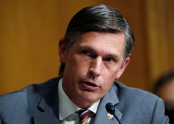 U.S. senator floats bill to aid states hit by federal oil leasing pause