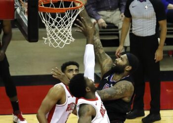Clippers rest stars, fall to lowly Rockets