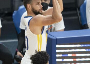 Steph Curry takes scoring crown, leads Warriors past Grizzlies
