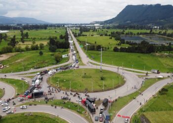 Colombia president says security forces to lift road blockades