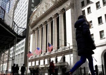 Wall Street remains lower after release of Fed minutes