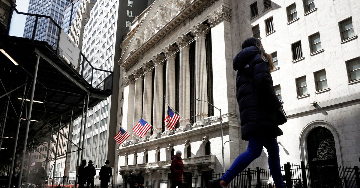 Wall Street remains lower after release of Fed minutes