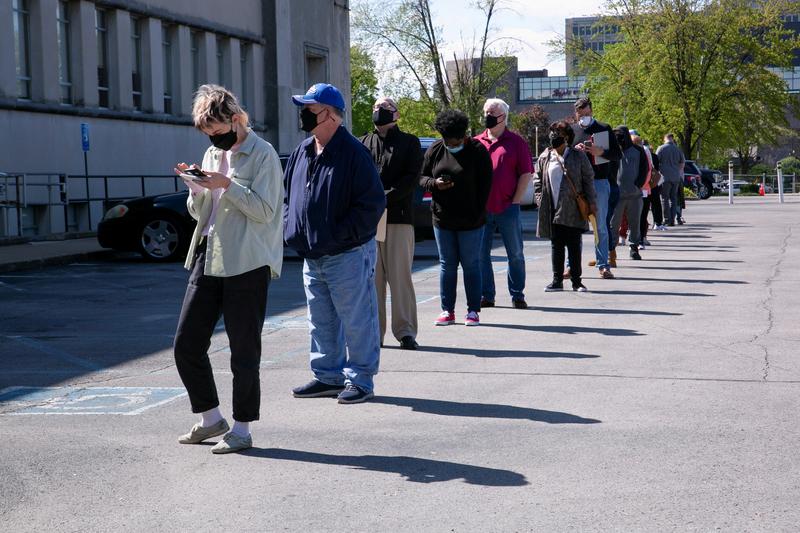 U.S. weekly jobless claims drop further below 500,000