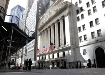 U.S. stocks end mixed as Dow recovers on strong economic data