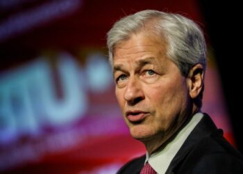 JPMorgan stockpiling cash, waiting for interest rates to rise -CEO