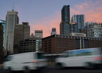 Australian regulator asks big banks to control risky lending