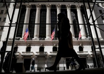 Inflows into U.S. bond funds dip on inflation jitters, Lipper finds