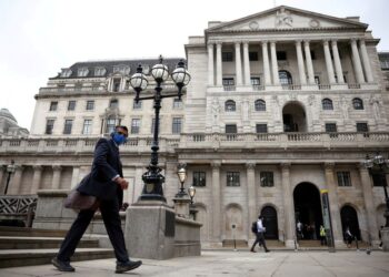BoE set to keep full-speed stimulus despite split over inflation risk