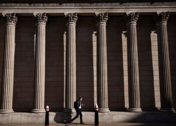 Bank of England sets out plans to wean UK economy off stimulus