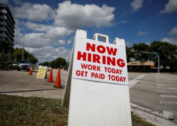 U.S. job growth seen strong as technical factors provide a boost