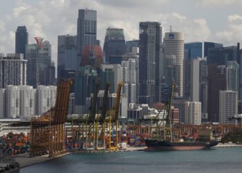 Singapore to forge on with economic recovery, central bank on hold