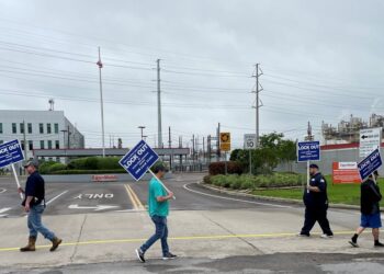 Exxon, USW union meet on Tuesday to discuss Texas refinery lockout