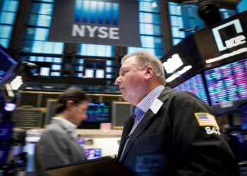 Nasdaq hits record high with Apple, Amazon results on deck