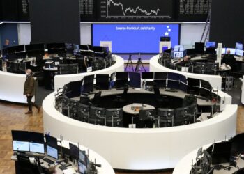 European stocks slip on Omicron worries, but post best week since March