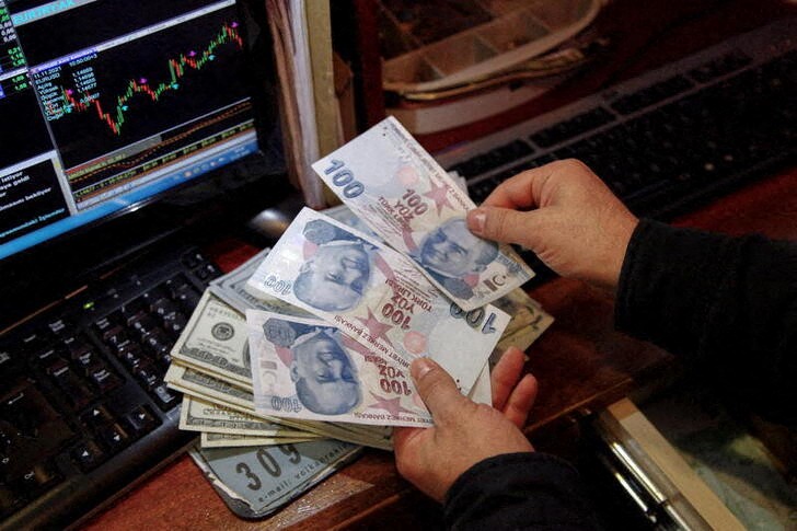 Lira extends week’s rally bolstered by Turkish state banks
