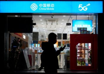 China Mobile shares edge higher in Shanghai debut