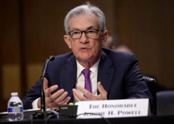 U.S. economy can withstand Fed tightening, Omicron surge, Powell says