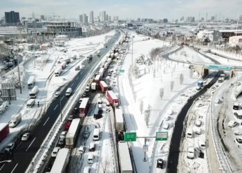 Istanbul roads paralysed after heavy snowfall