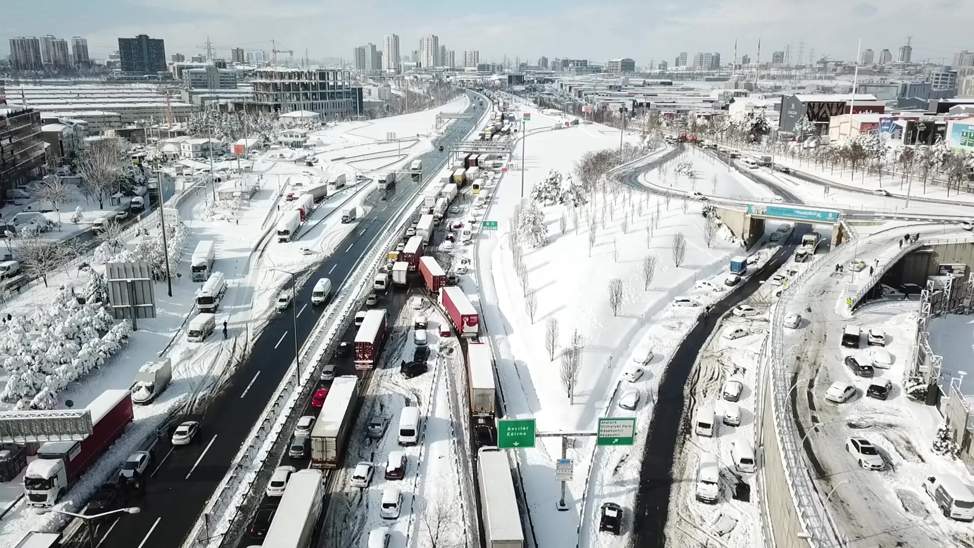 Istanbul roads paralysed after heavy snowfall