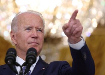 Biden, buoyed by GDP figures, urges Congress to pass bills