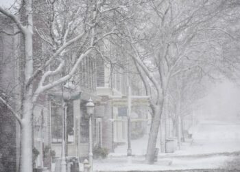 Storm packing heavy ice, snow bears down on central U.S