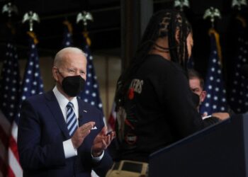 Over 300,000 U.S. federal workers eligible for unions, White House says