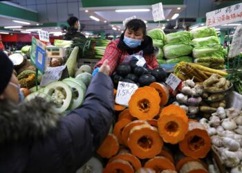 China targets slower economic growth as headwinds gather
