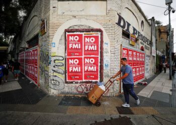 Mexican president urges Argentina to accept IMF debt deal