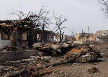 A Ukrainian army lieutenant says Russian soldiers keep ‘falling into the same traps’ as Putin’s commanders force them forward