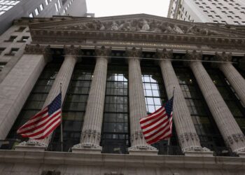 Investors turn to defensive stocks as economic concerns grow