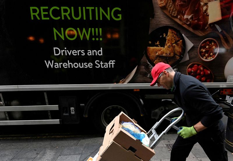 UK employers offer average 2.8% pay rise to staff