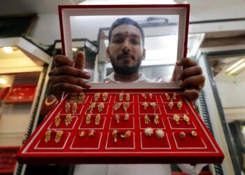 Gold dips as bond yields rise before Fed meeting