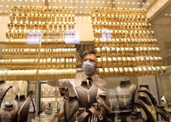 Gold set for fourth weekly loss on dollar strength, Fed hike bets