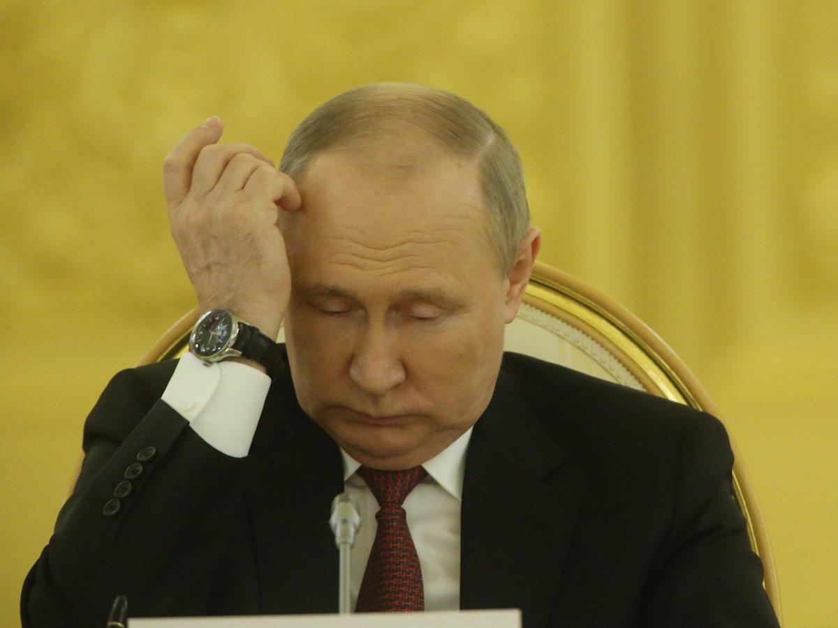 Putin is losing his grip on power and top Russian security officials think the Ukraine war is ‘lost,’ expert says