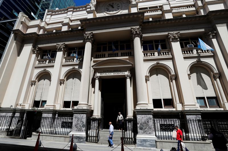 Analysts raise Argentina 2022 inflation forecast to 72.6%