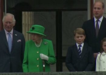 Queen makes surprise appearance on last day of Platinum Jubilee