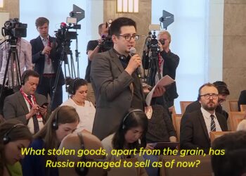 Russian Foreign Minister Lavrov spars with Ukrainian journalist over grain theft claim