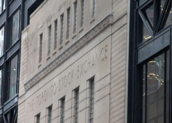 Canadian stocks fall most in 2 years, loonie dips on recession fear