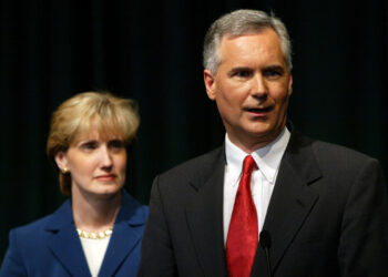 Congressman’s wife died after taking white mulberry leaf, an herbal remedy