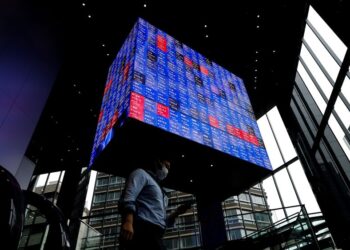 Asia shares ease, euro slugged by energy crisis