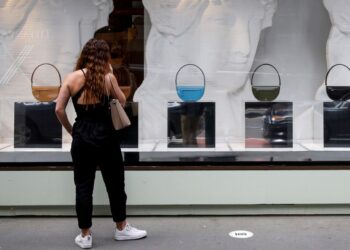 U.S. retail sales unexpectedly rise in August; weekly jobless claims fall