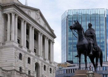 Analysis-Under water: how the Bank of England threw markets a lifeline